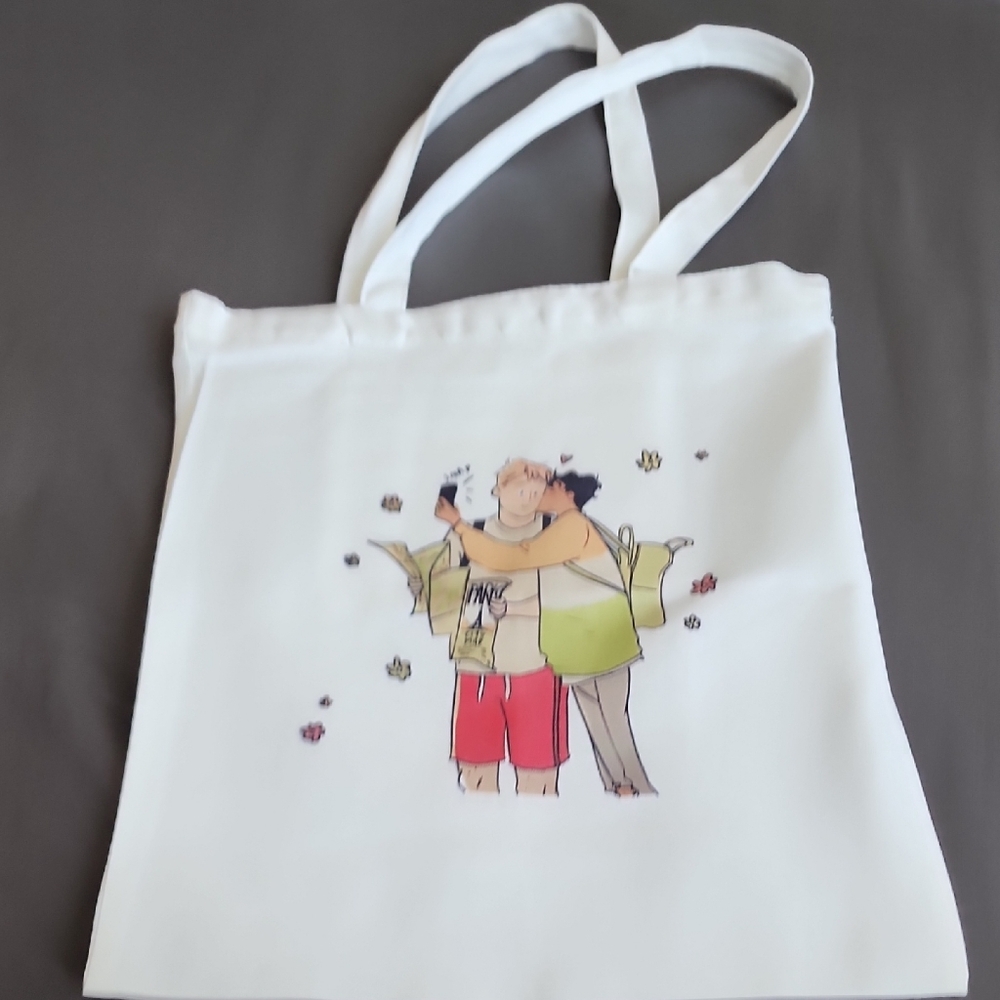 HEARTSTOPPER White Tote Bag with Illustrated Design with zipper